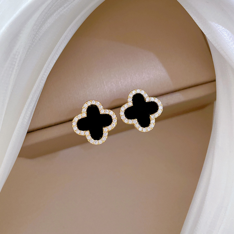 【 Titanium Steel 】 Four-leaf Clover Necklace and earrings Set, light luxury, micro-inlay, personalized and elegant banquet earrings and Necklaces combination Application Scenario