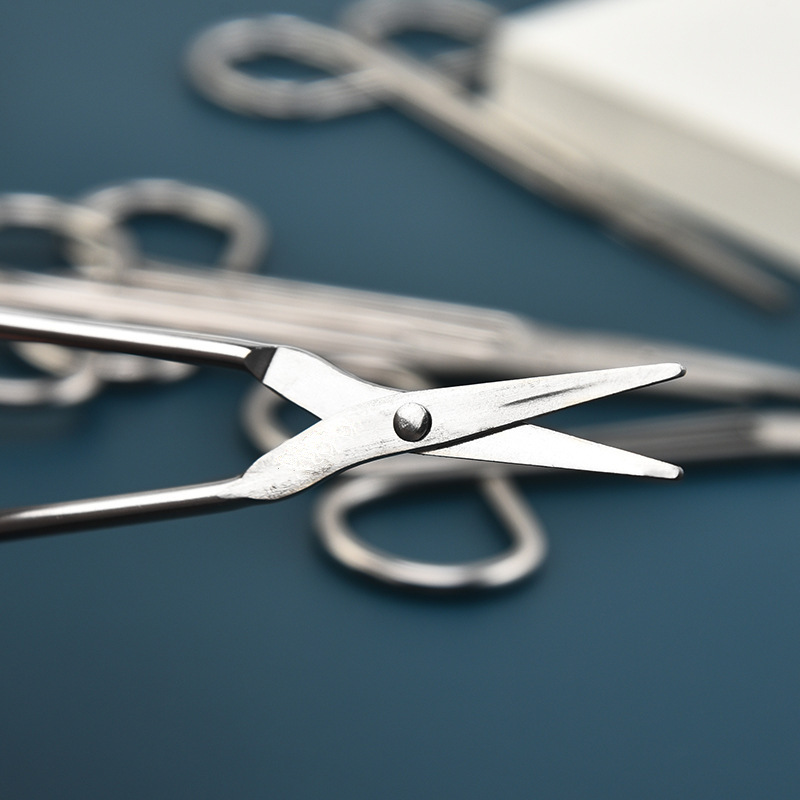 Disposable pointed scissors, bandage shears, thread removers, gauze shears, disposable first aid kit scissors, stainless steel Application Scenario