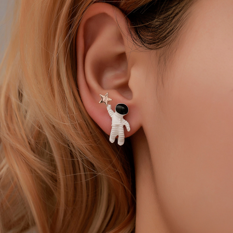 Korean version cute space astronaut star-picking stud earrings, female five-pointed star asymmetrical stud earrings, Dongdaemun earrings from South Korea details Picture