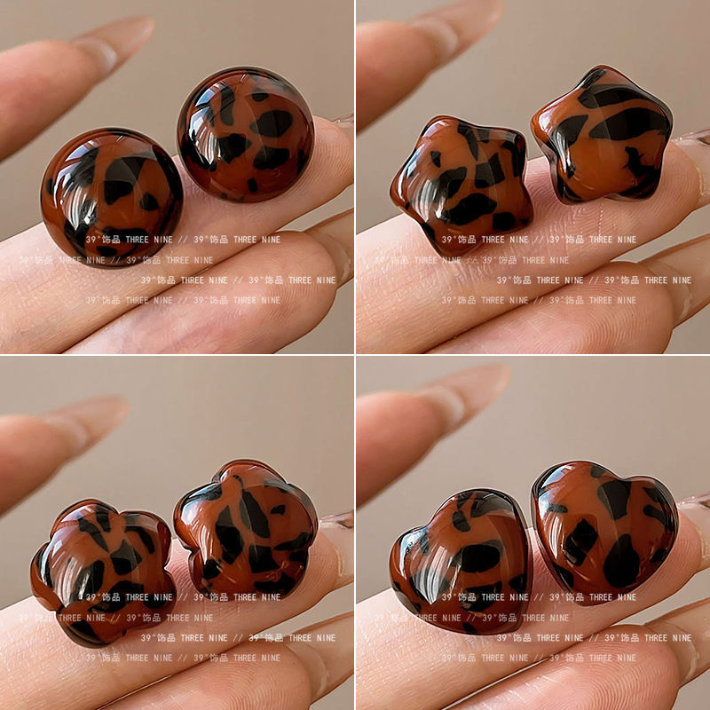 Maillard retro leopard print stud earrings for women, 2024 new bestsellers, light luxury and high-end style earrings, ear clips, and earrings without ear holes full figure