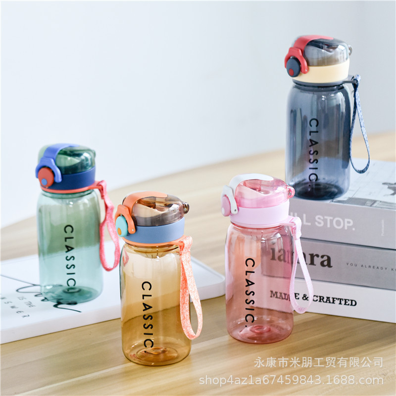 The new Korean version of the bouncy plastic cup is a cute and fashionable water cup with a large capacity for children's outdoor sports, a strappy lock lid details Picture