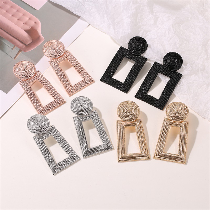 New minimalist European and American style hollowed-out trapezoidal stud earrings, elegant geometric pendant earrings, square-patterned metal earrings for women full figure