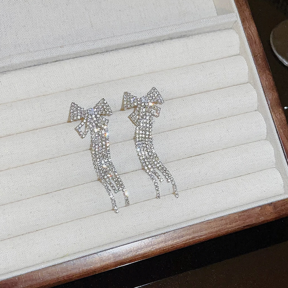 A niche design of a pair of earrings with tassels and a high-end touch, featuring bow stud earrings, is a versatile and sweet, cool style earpiece for women Application Scenario