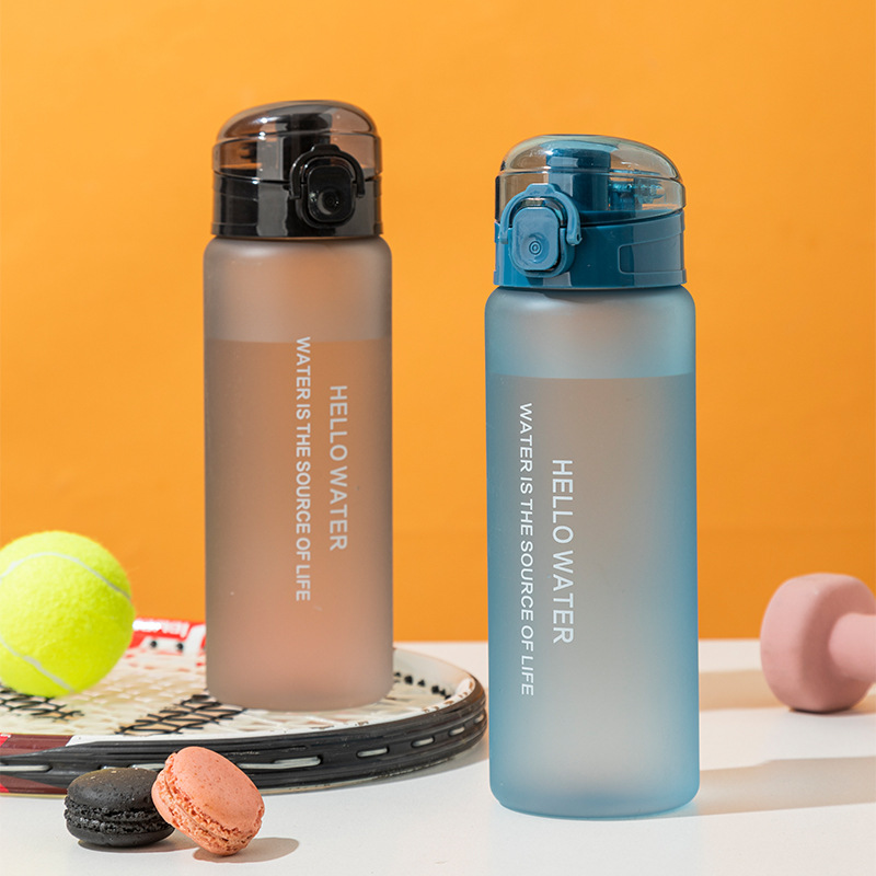 Wholesale of new simple frosted plastic cups, sealed and leak-proof direct drinking sports water cups, outdoor portable hand-held bouncy cups Application Scenario