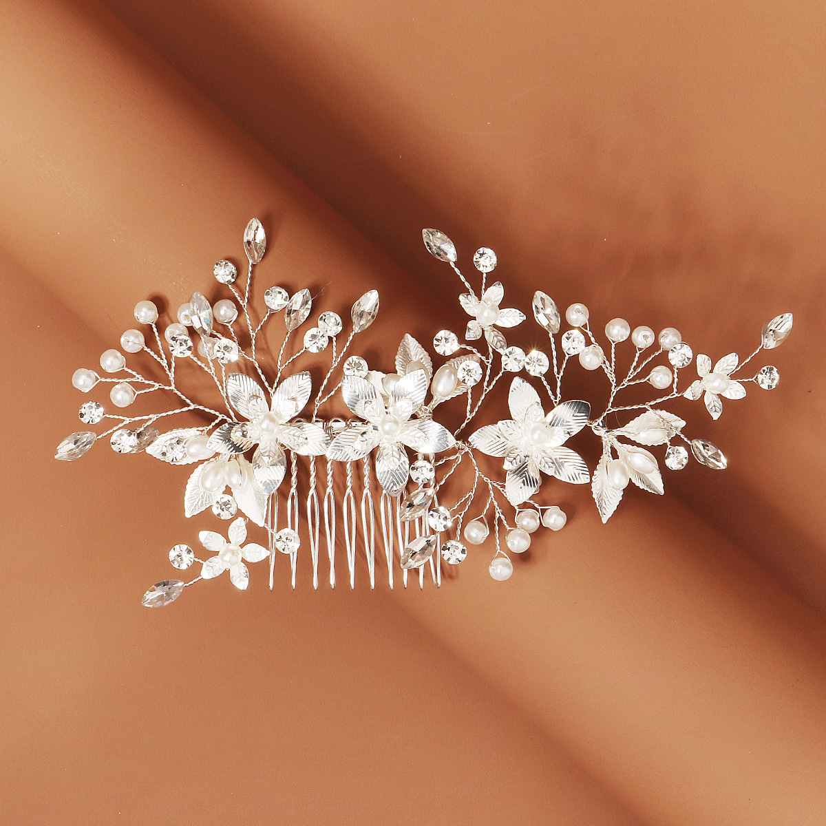 New Chinese-style bride's hair accessories, handcrafted combs, wedding gowns, retro evening gowns, beautiful floral rhinestones, flower-patterned and flower-patterned dresses, hair combs details Picture