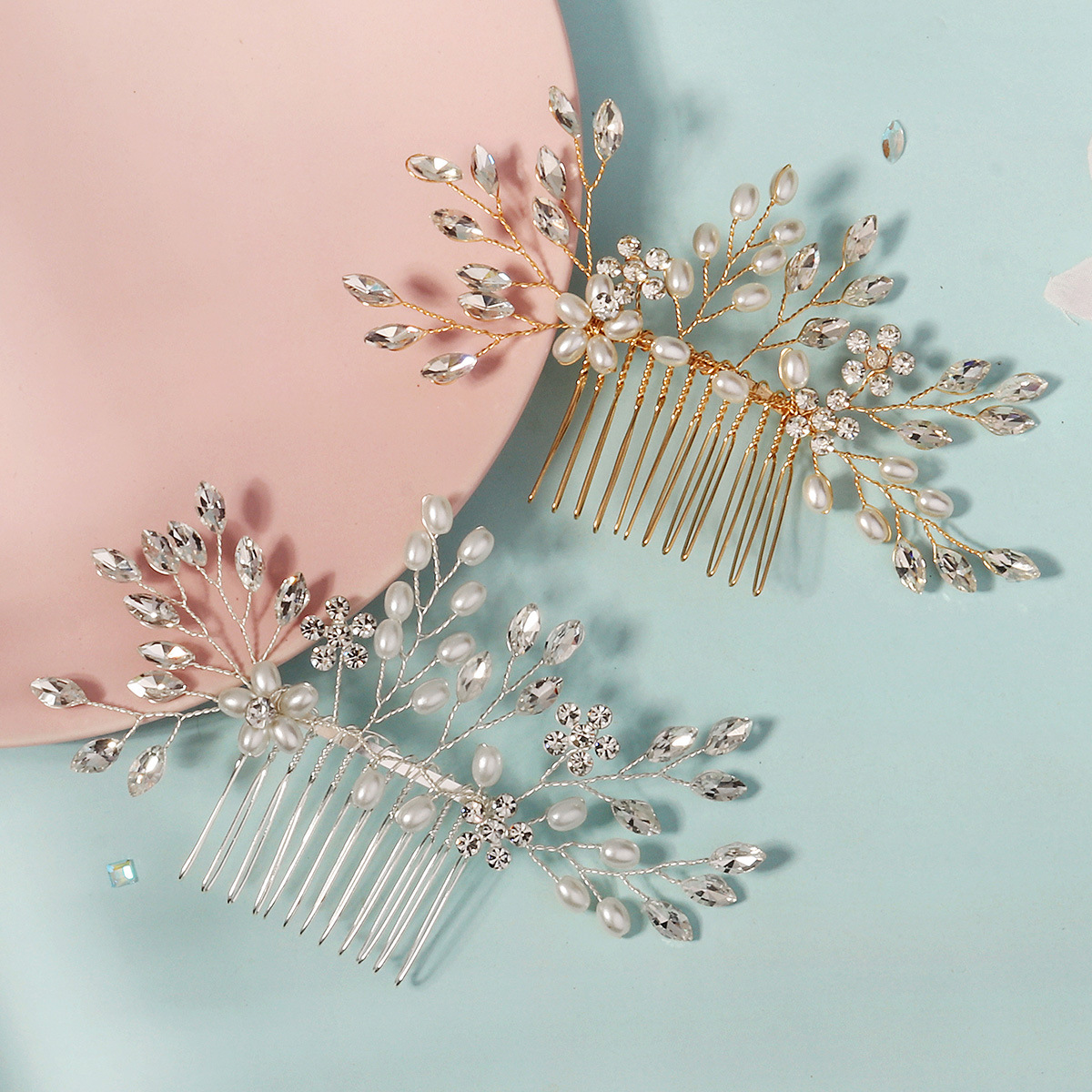 The new pearl comb is a high-end and versatile handcrafted bridal headpiece. It is suitable for wedding banquets, updo, water diamond and pearl hair combs for women full figure