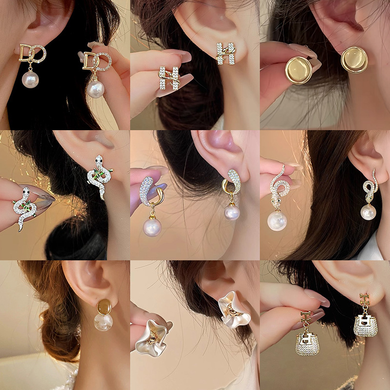 Elegant pearl stud earrings, simple and niche design, high-end autumn and winter earrings for women, 2024 new light luxury earrings wholesale details Picture