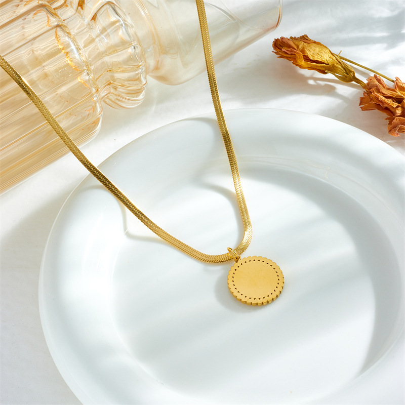 European and American cross-border creative, niche, retro, high-end and elegant portrait print, diamond-encrusted round pendant, snake bone chain necklace details Picture