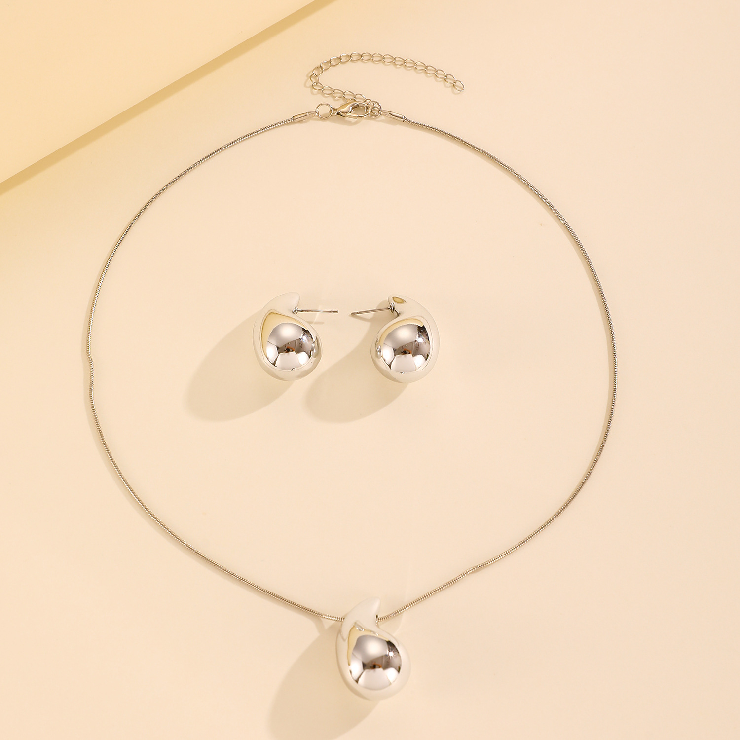 A four-piece set of fashionable electroplated ear hook rings and jewelry, featuring water-drop ear stud necklaces and necklaces that are selling well in Europe and America Application Scenario