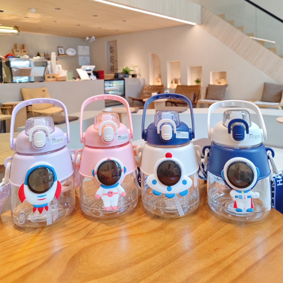 Cute big-bellied cup astronaut student cute Instagram water bottle Portable outdoor large-capacity plastic straw cup details Picture