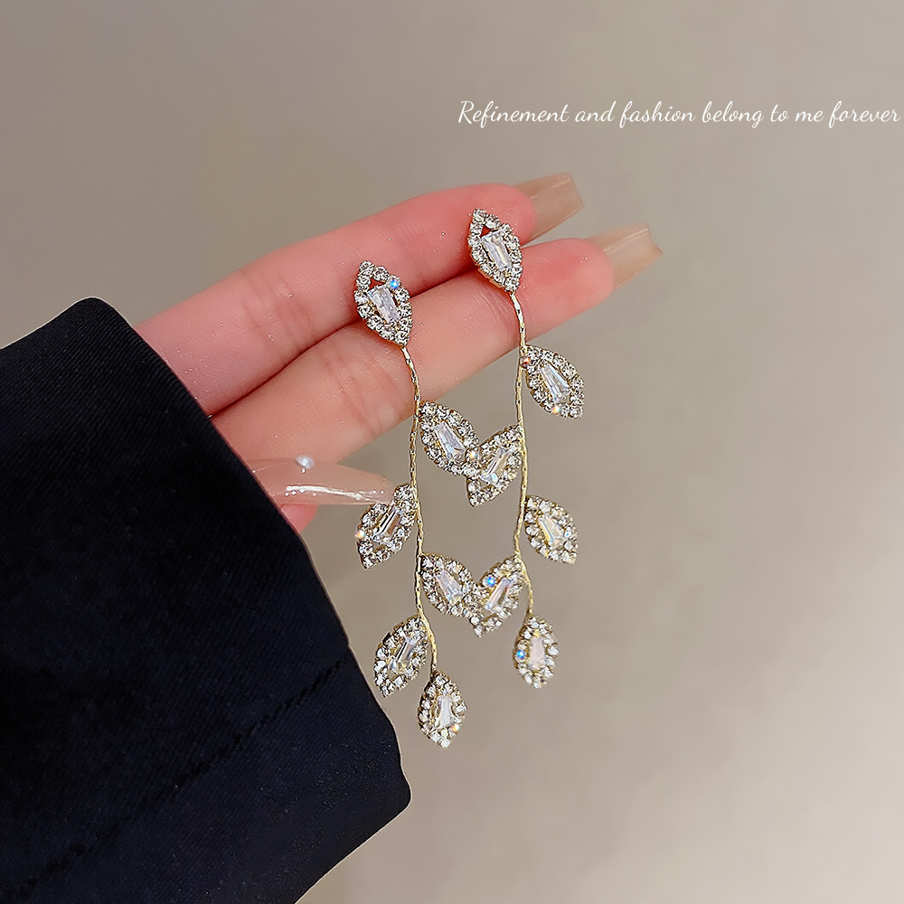 Wholesale of new Korean long tassel earrings with a light luxury and high-end feel, fashionable leaf stud earrings for women's temperament and individuality details Picture