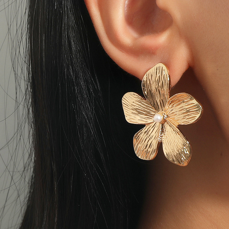 ins European and American cross-border flower element earrings, stud earrings, retro and simple pearl inlaid earrings, gold alloy women's wholesale details Picture