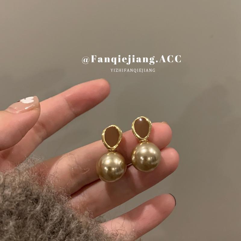 Caramel-colored retro teardrop pearl earrings, a light luxury and high-end, niche autumn and winter stud earrings for women, a new style of earrings for 2024 Specification drawing