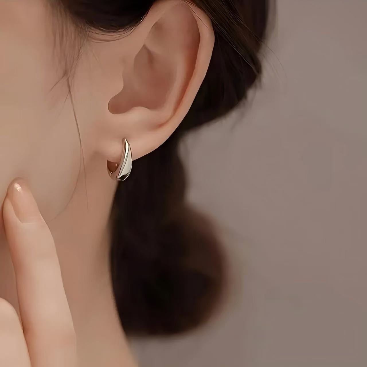 This is a popular cross-border fashion earring from Europe and America. It features a simple geometric design and is plated with 925 silver. It is a delicate and small round women's ear clip details Picture