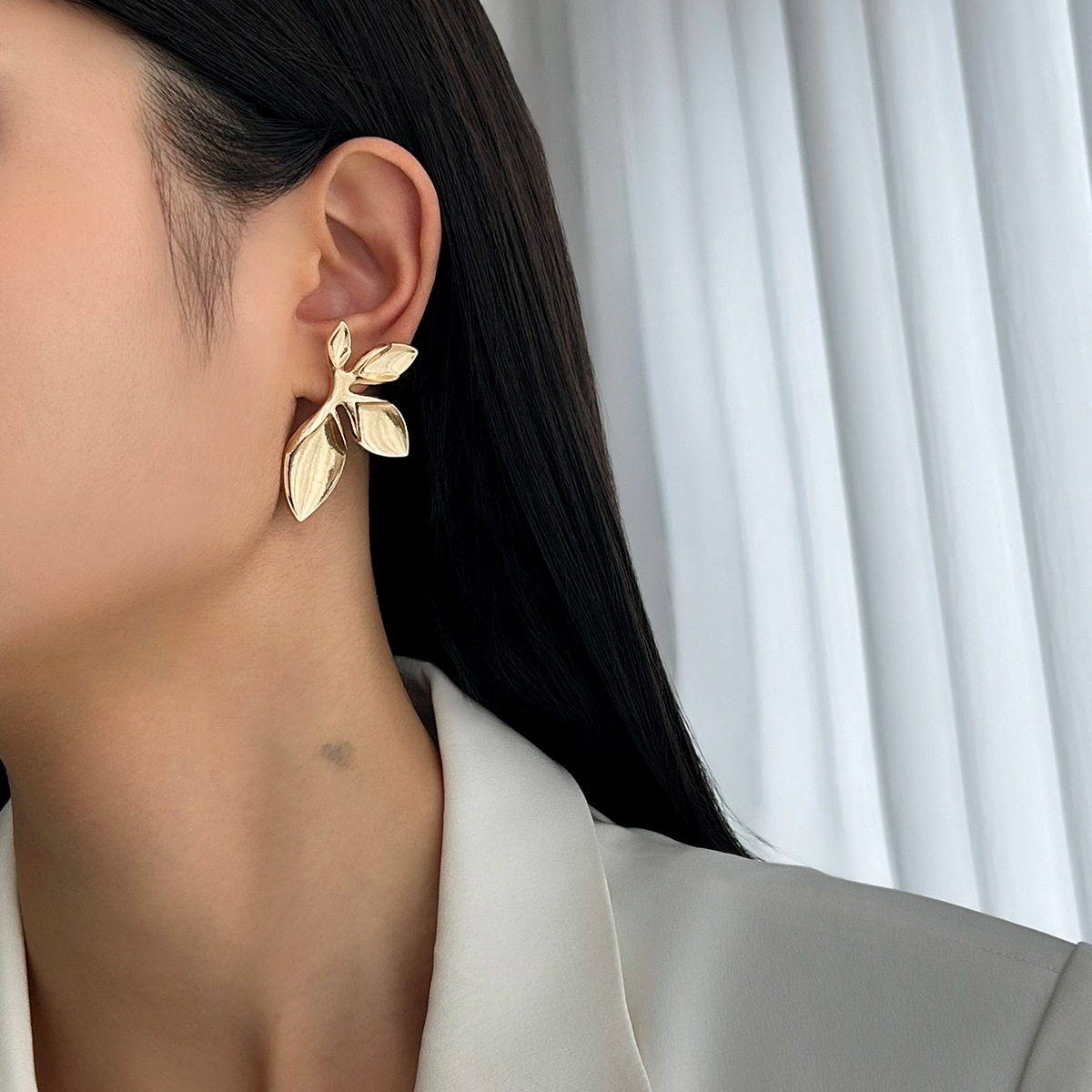 Fashionable floral style stud Earrings, European and American cross-border niche smooth leaf versatile earrings, simple Earrings Specification drawing