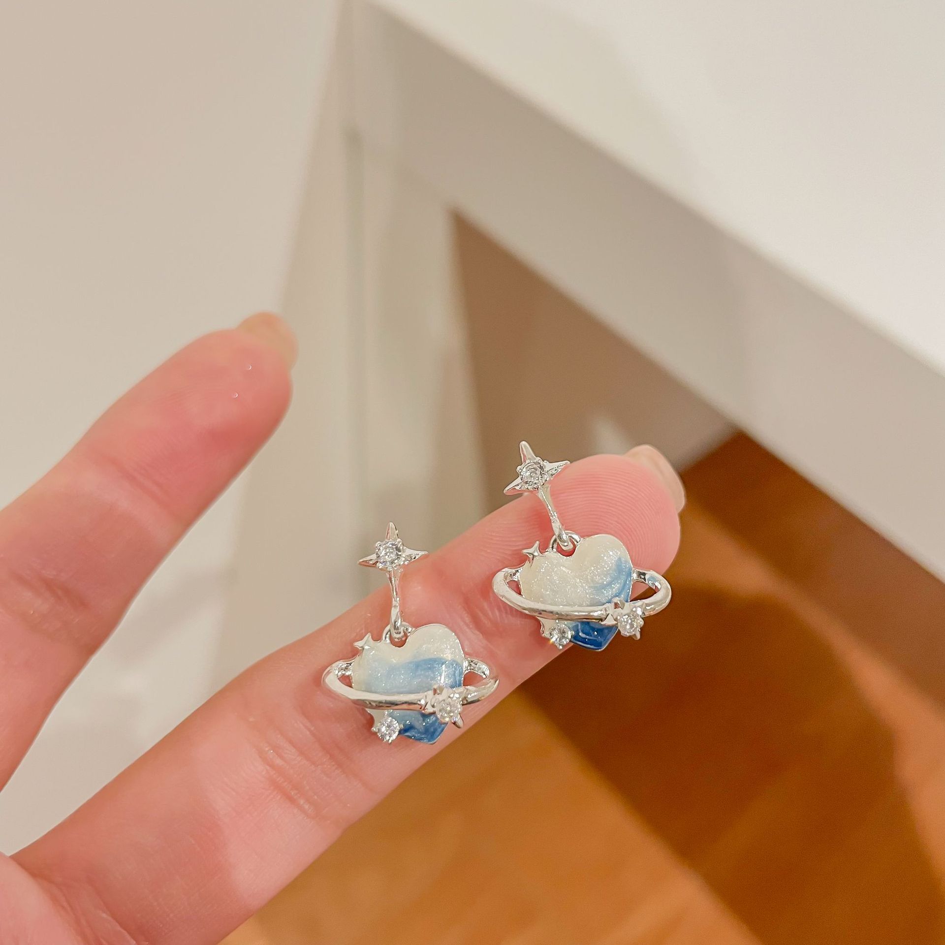 Sweet and cool, stylish, gradient pink heart-shaped stud earrings for women, ins, unique blue and elegant earrings, light luxury earrings wholesale Specification drawing