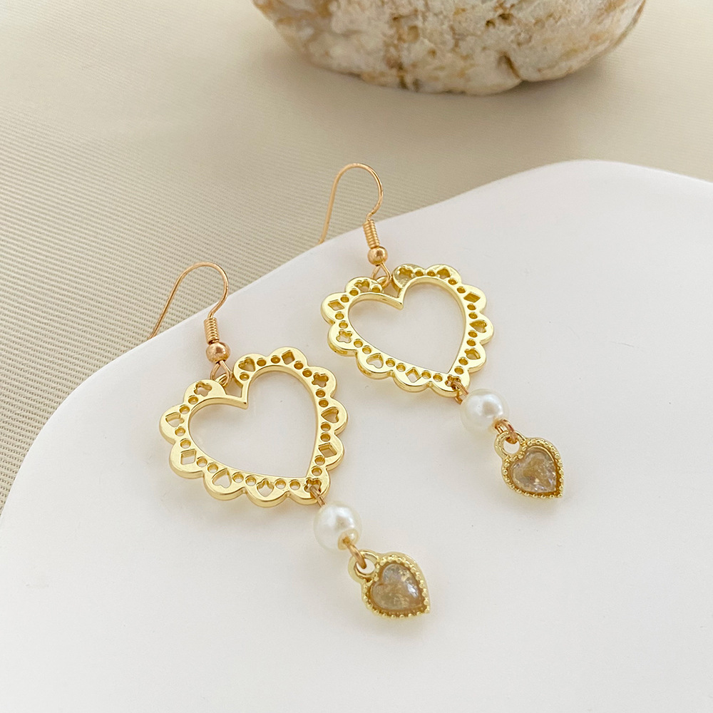European and American ins simple hollowed-out heart-shaped earrings, retro French light luxury alloy geometric pearl heart earrings and earrings Application Scenario