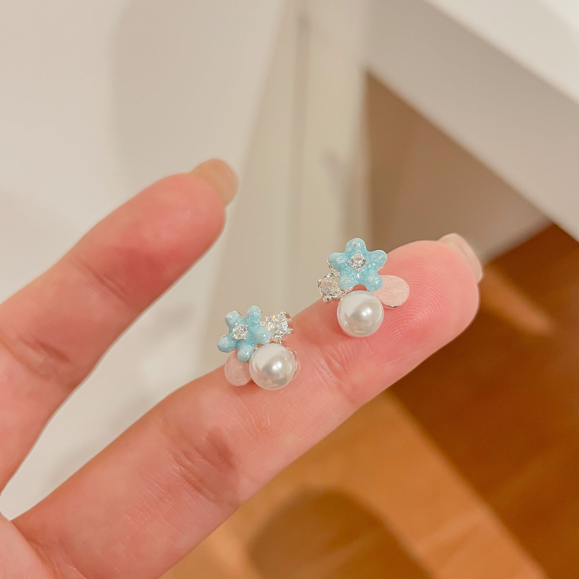 Forest-themed light blue gentle flower stud earrings for women, exquisite design sense, floral niche earrings, cute silver needle earrings Specification drawing