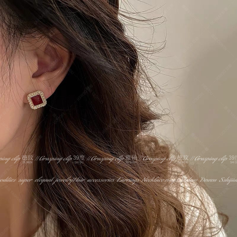 Wine red glazed earrings for women, elegant and high-end, heart-shaped stud earrings, exquisite and grand, light luxury earrings and earrings for autumn and winter Application Scenario
