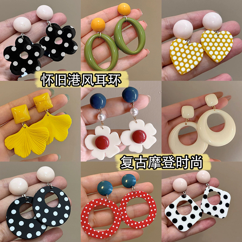 Retro Hong Kong-style earrings, a niche design for women, new 2025 trendy bestsellers, a high-end look that accentuates the face, small earrings and earrings full figure