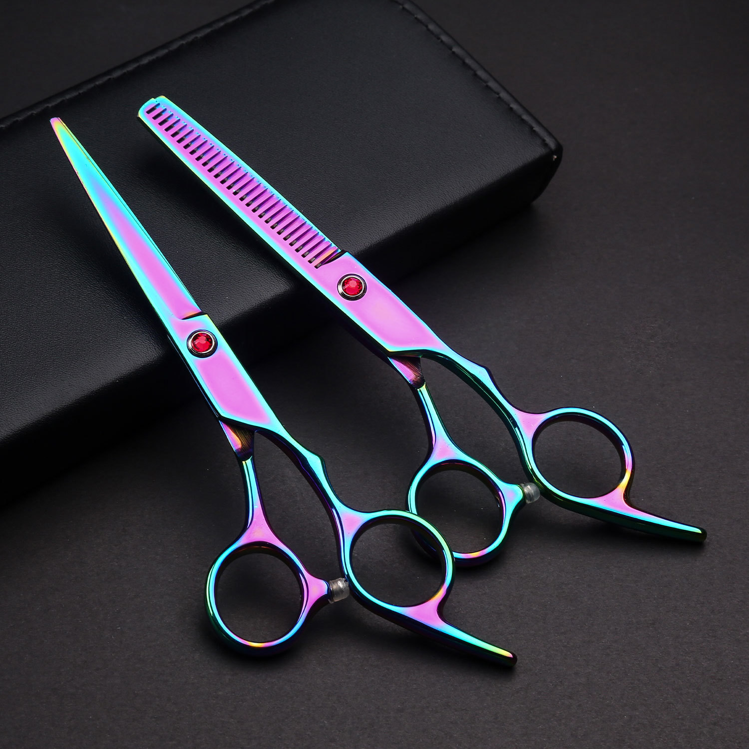 Factory wholesale hairdressing scissors, flat bangs scissors, thin and broken hair scissors, and colorful scissors. Four colors are available for selection Application Scenario