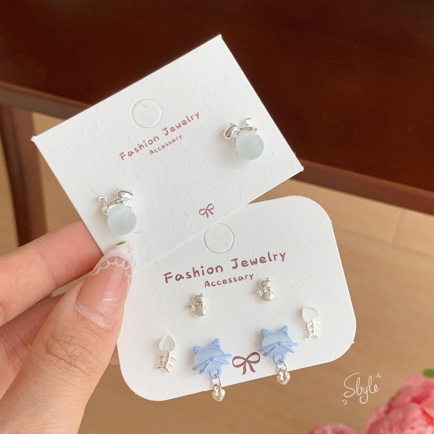 Korean-style light luxury exquisite cat's eye stone, blue cat ear studs, women's silver needle, niche design sense, small fish summer earrings full figure