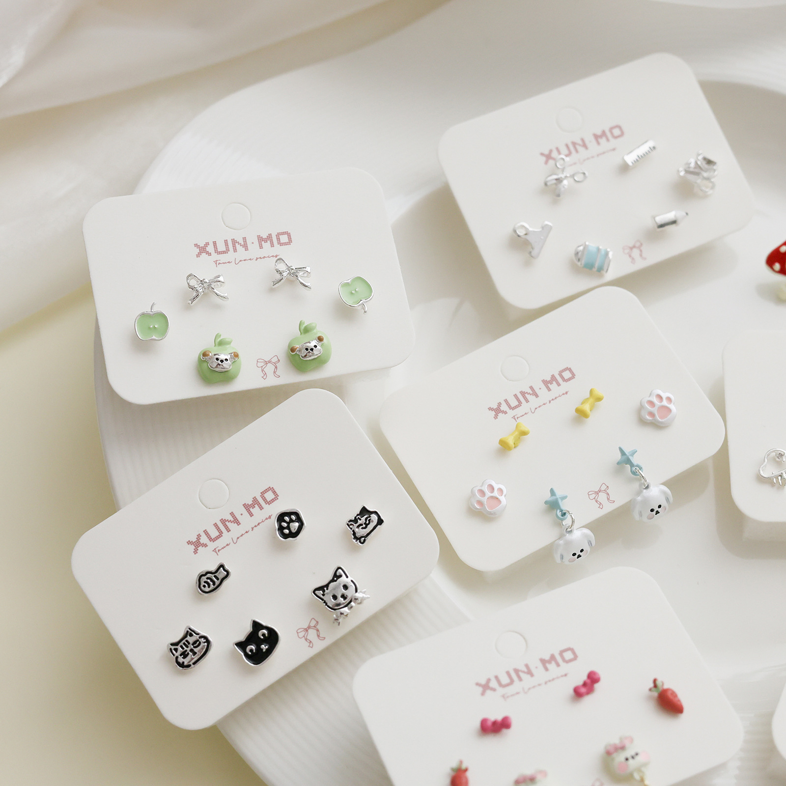 A set of sweet and cute cartoon cat stud earrings for women, personalized, fun and funny earrings, student earrings wholesale details Picture