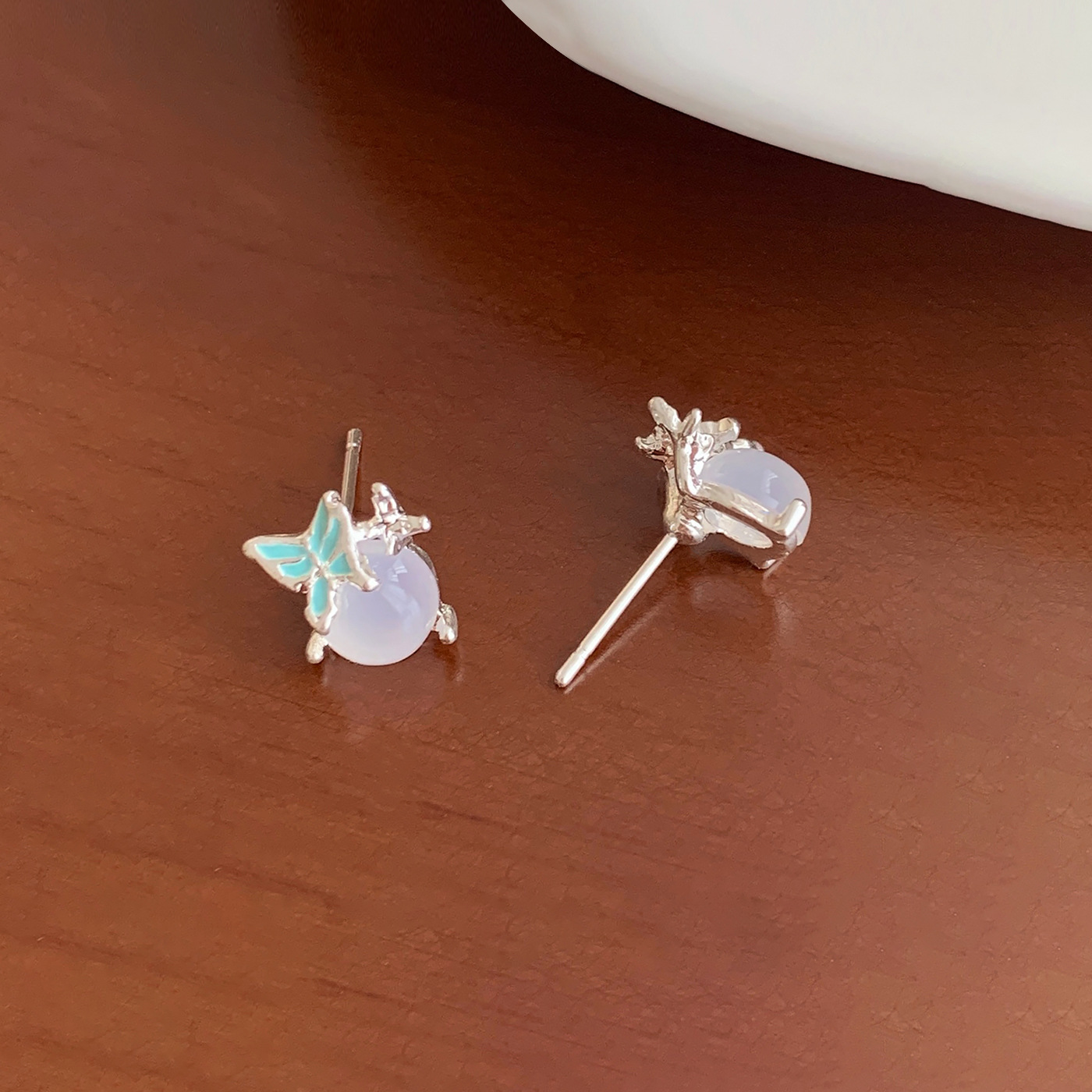 Summer sweet oil-dripping butterfly cat's eye stone round ear stud silver needle women's small and exquisite design sense girlish heart earrings Application Scenario