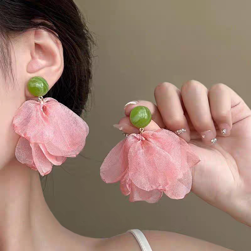 The super fairy-like French chiffon petal earrings exude a sense of sophistication for women, with a niche design sense. The stud earrings are elegant and have a vacation style details Picture
