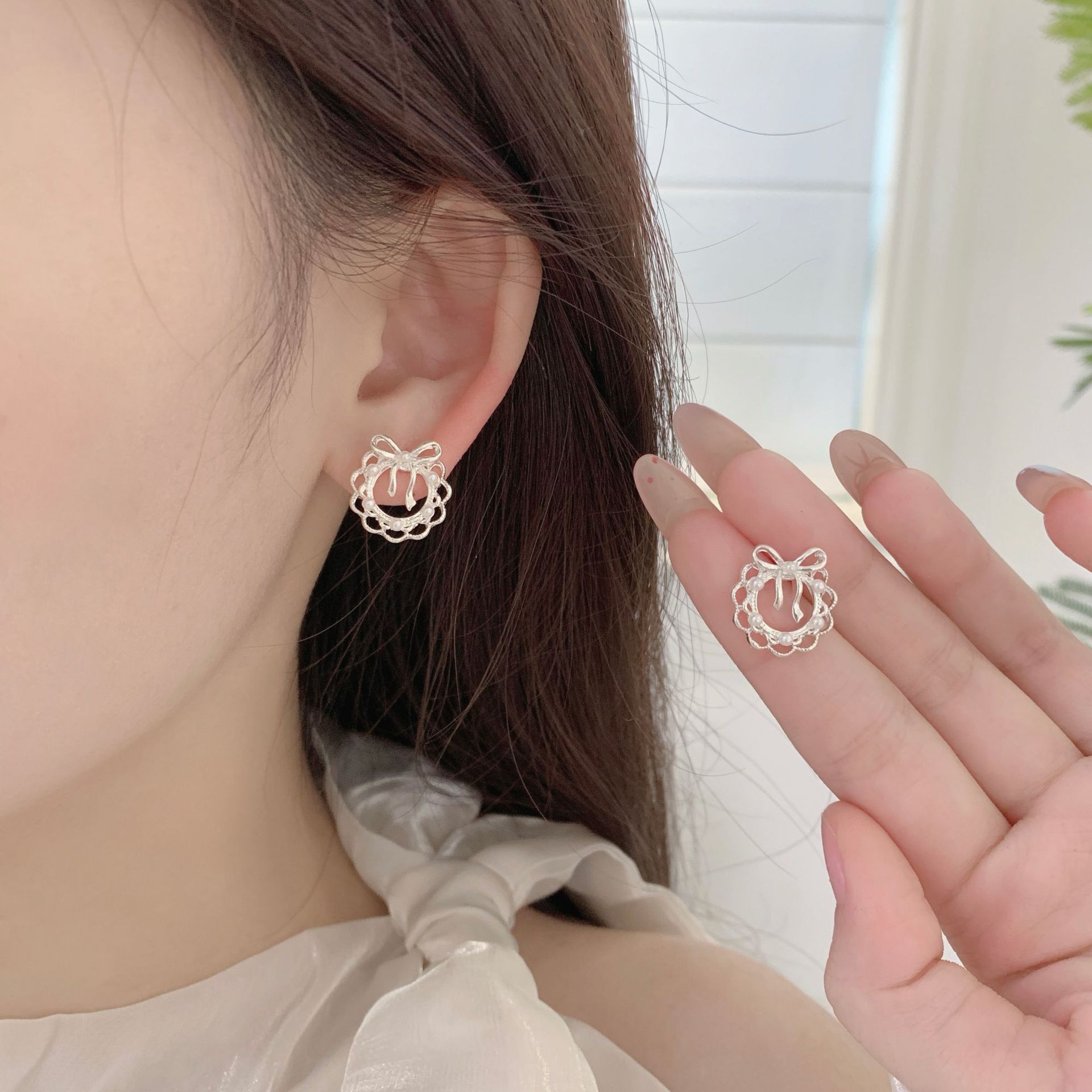 A three-piece set of Korean-style plain silver lace bow garland earrings with silver needles, featuring a fresh, niche and light luxury design Specification drawing