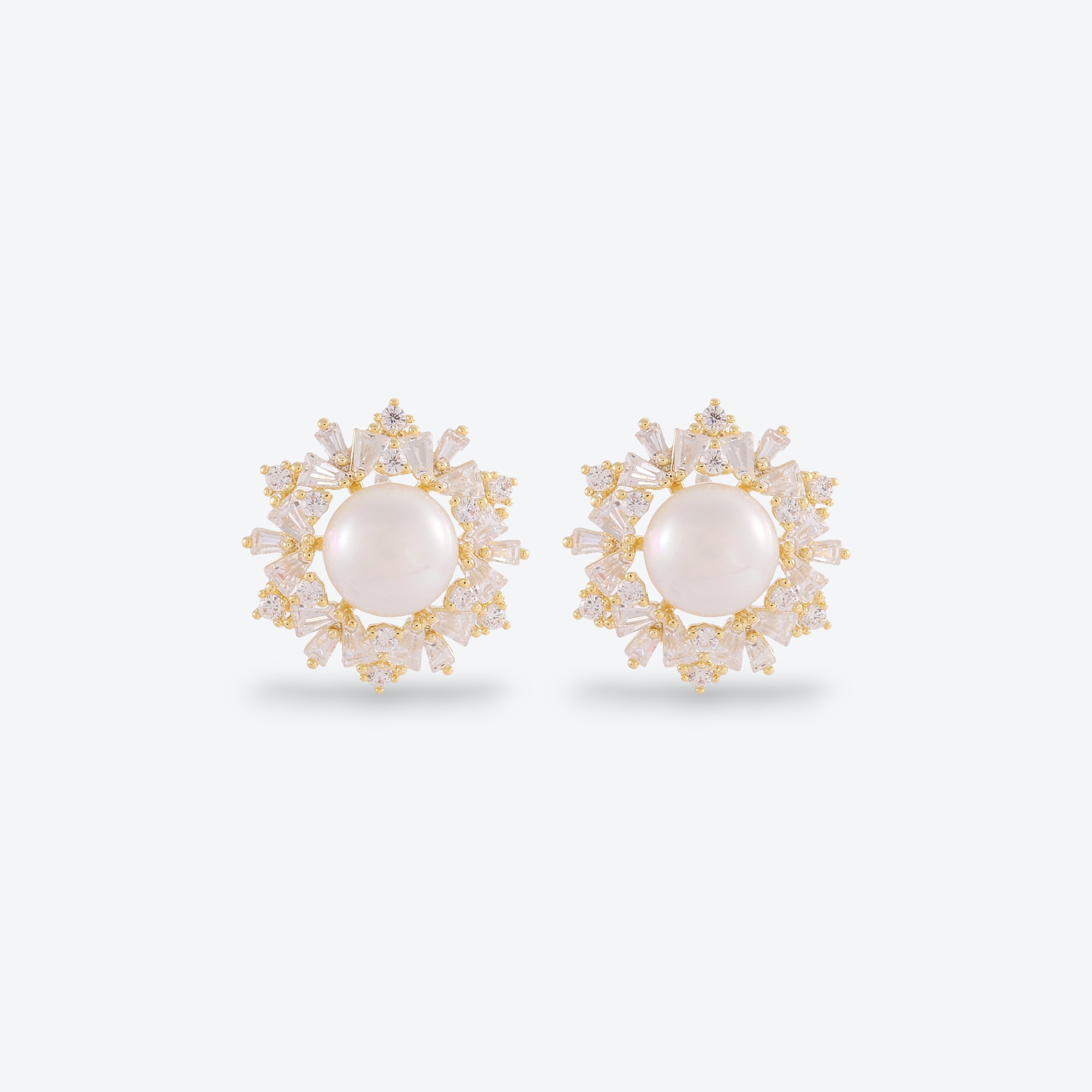 Xuhui brand exquisite and light luxury copper-plated real gold inlaid zircon 925 silver needle snowflake pearl fashionable and elegant stud earrings Application Scenario