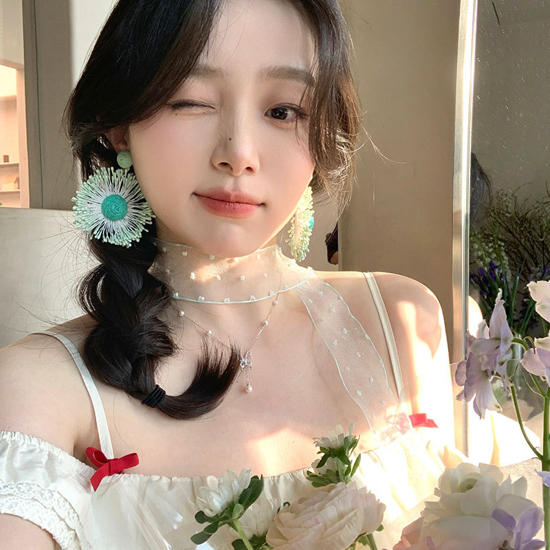 Xihai Island Seaside vacation style straw-woven sunflower earrings, unique and elegant slimming earrings, women's exaggerated stud earrings details Picture