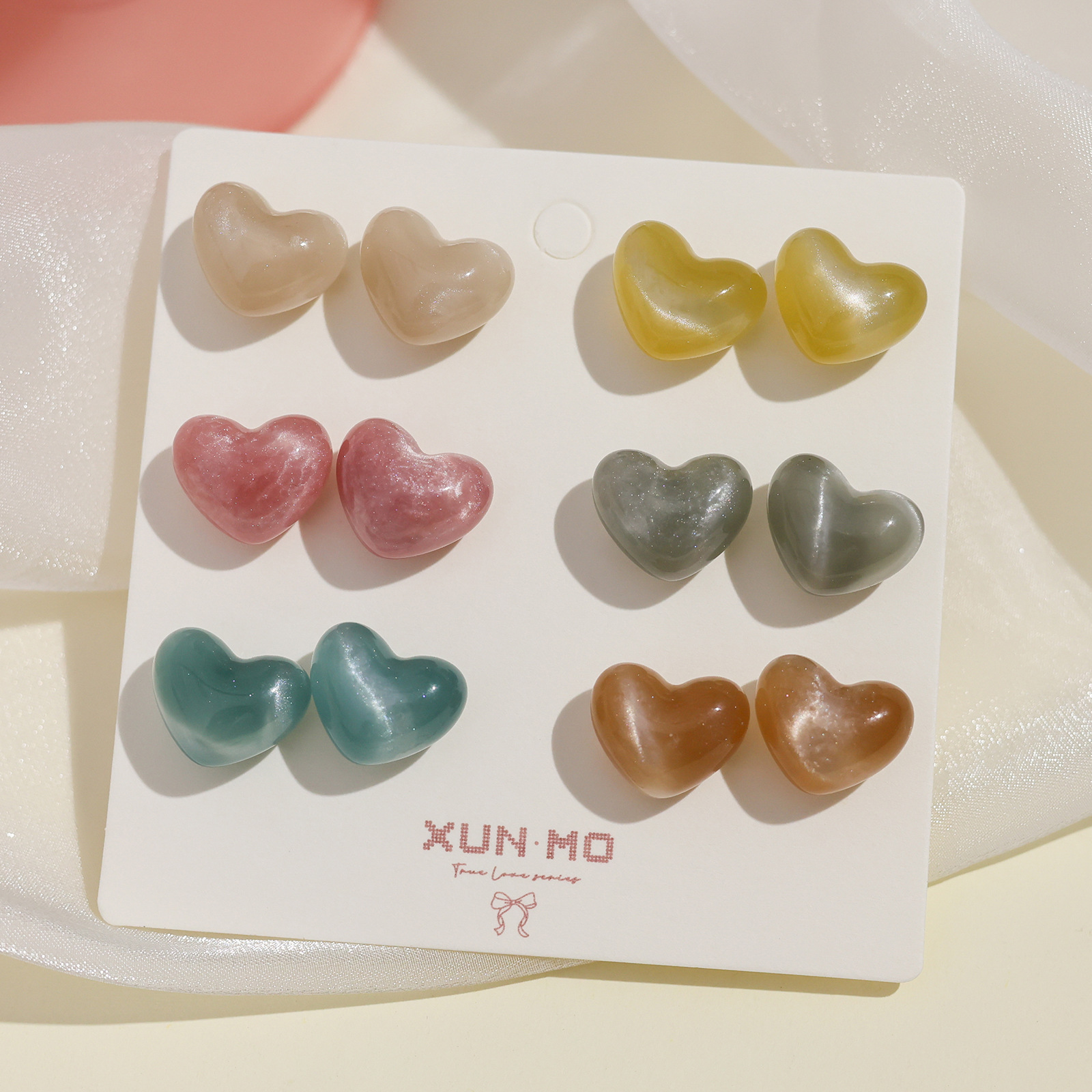 The new resin candy solid color heart-shaped stud earrings set is fashionable, simple and versatile. The earrings are sweet and colorful sugar bean earrings Specification drawing