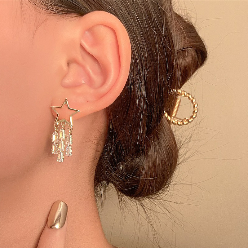European and American InS-style hollowed-out star earrings for women, Korean fashionable long five-pointed star tassel earrings, trendy trendy earrings full figure