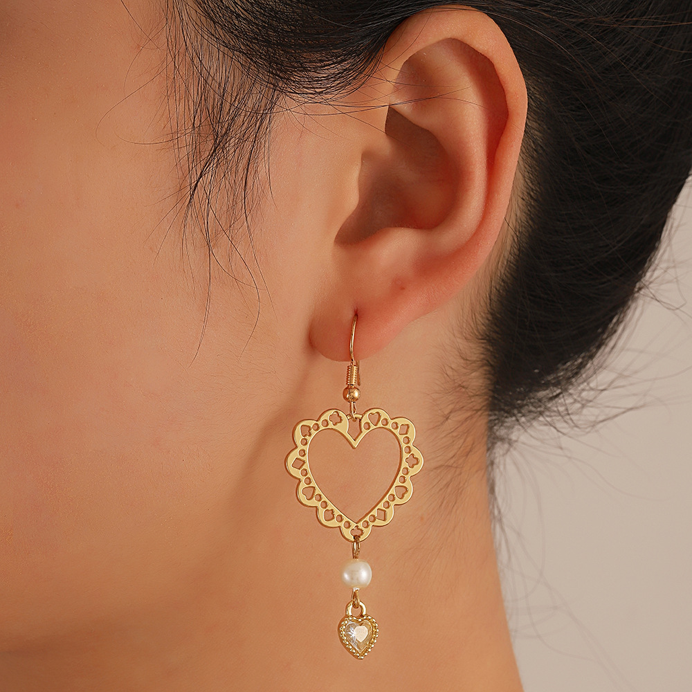 European and American ins simple hollowed-out heart-shaped earrings, retro French light luxury alloy geometric pearl heart earrings and earrings full figure
