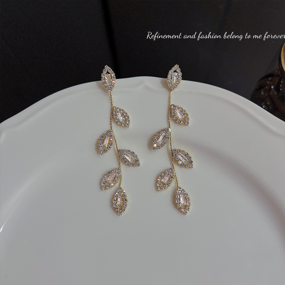 Wholesale of new Korean long tassel earrings with a light luxury and high-end feel, fashionable leaf stud earrings for women's temperament and individuality full figure
