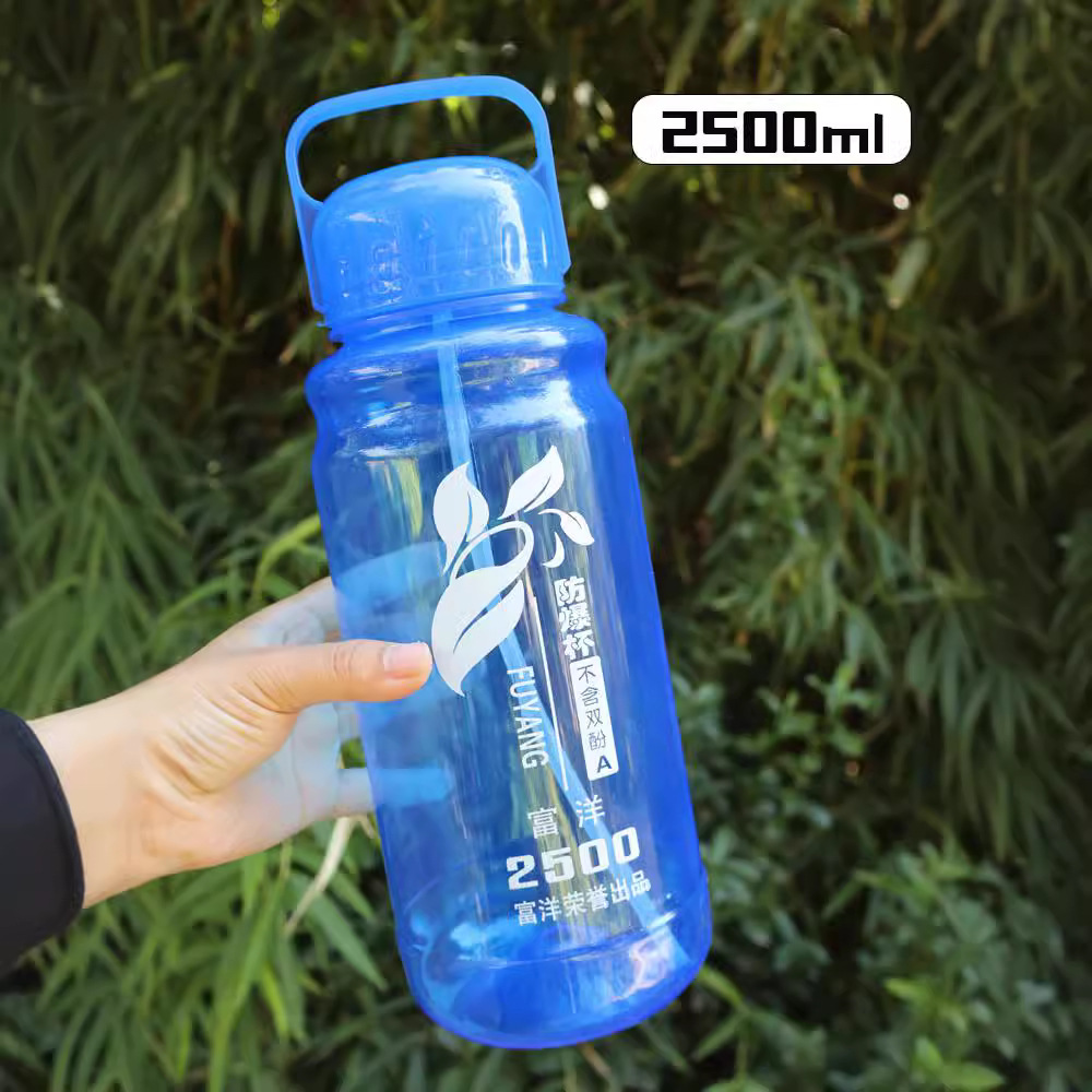 Large construction site water bottle, high-temperature resistant plastic space cup, water cup, water bottle, large capacity, super large, summer cup 2000ml Application Scenario