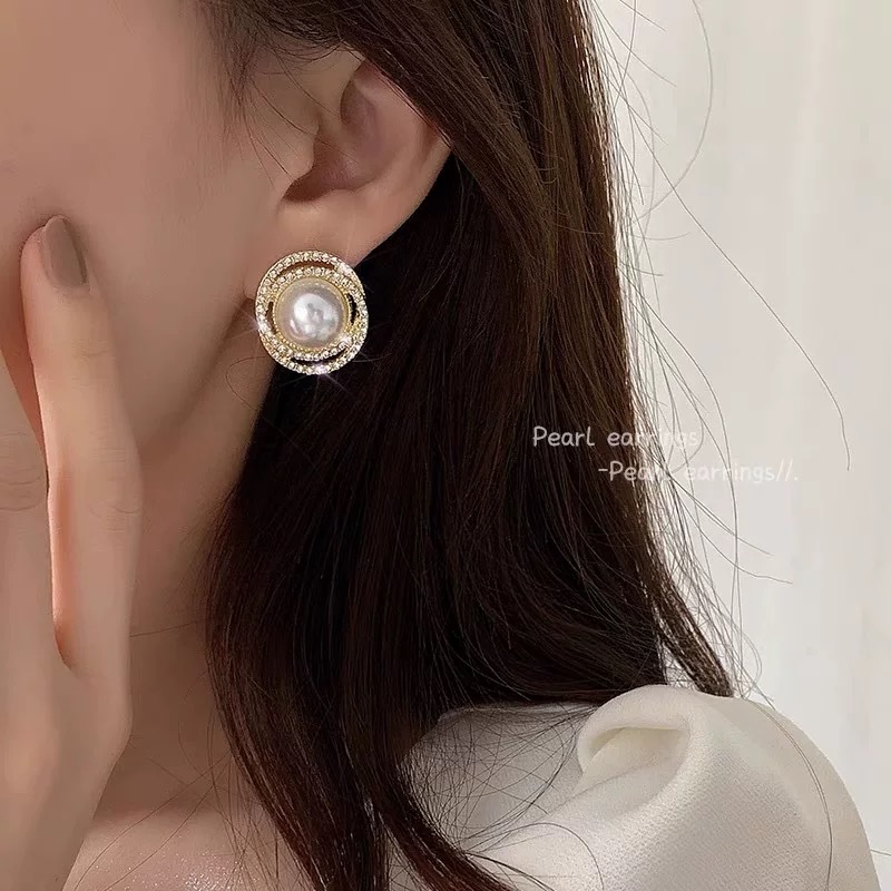 Light luxury full-diamond cat's eye stone earrings for women, 2025 new retro lady earrings, high-end and versatile pearl stud earrings Application Scenario