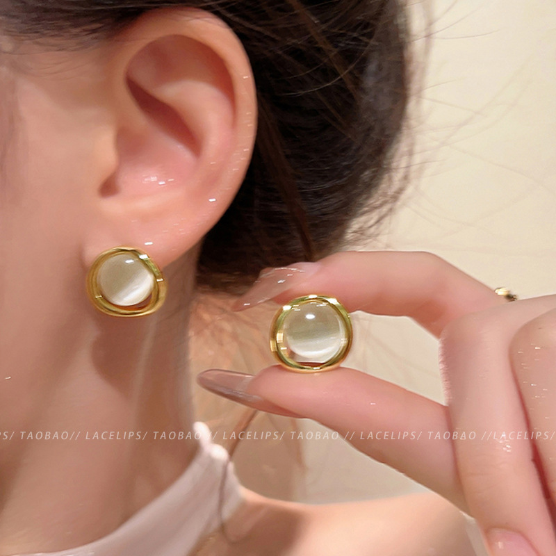 High-end cat's eye stone ear studs for women 2024 new bestseller, light luxury high-end earrings, stylish and niche design earrings Application Scenario
