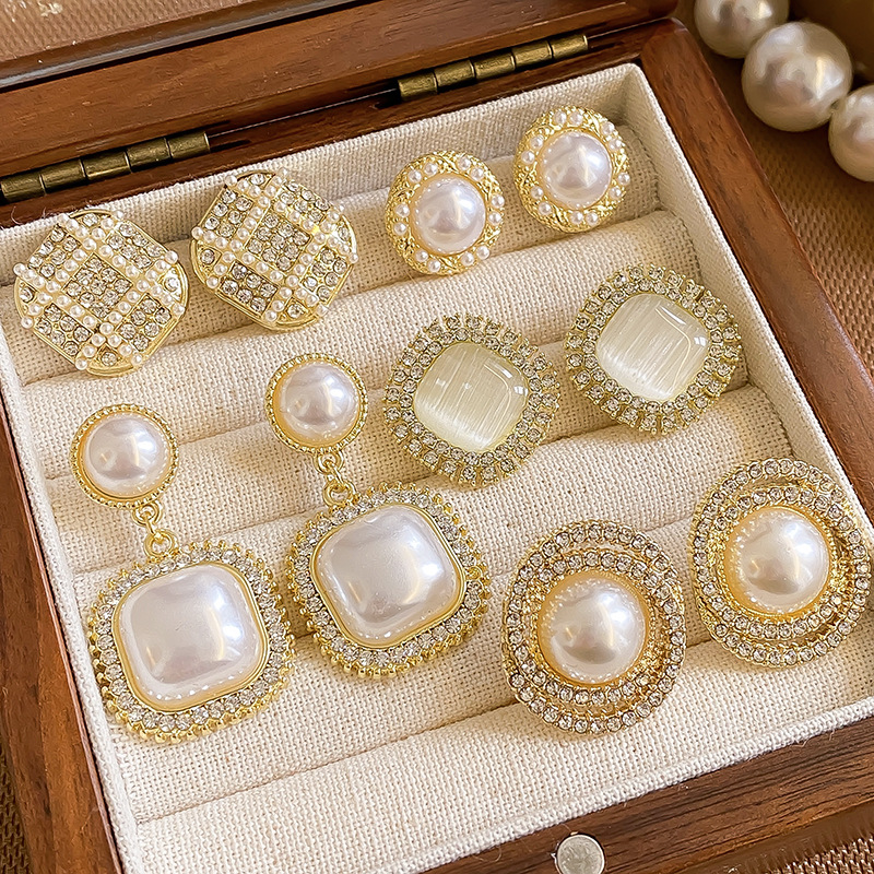 Light luxury full-diamond cat's eye stone earrings for women, 2025 new retro lady earrings, high-end and versatile pearl stud earrings full figure