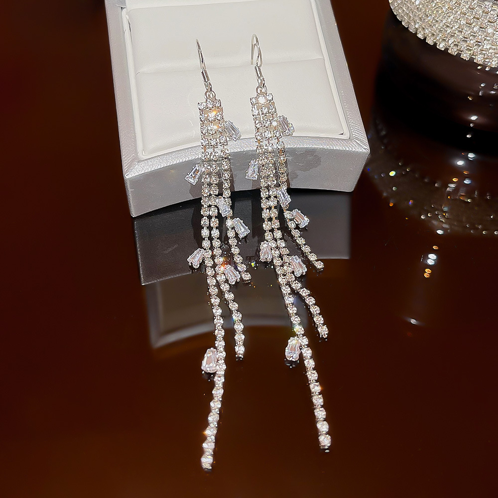 Fashionable and versatile geometric tassel earrings, with a light luxury and high-end feel, exude a refined and elegant temperament. The earrings feature a niche design and are stud earrings for women Application Scenario