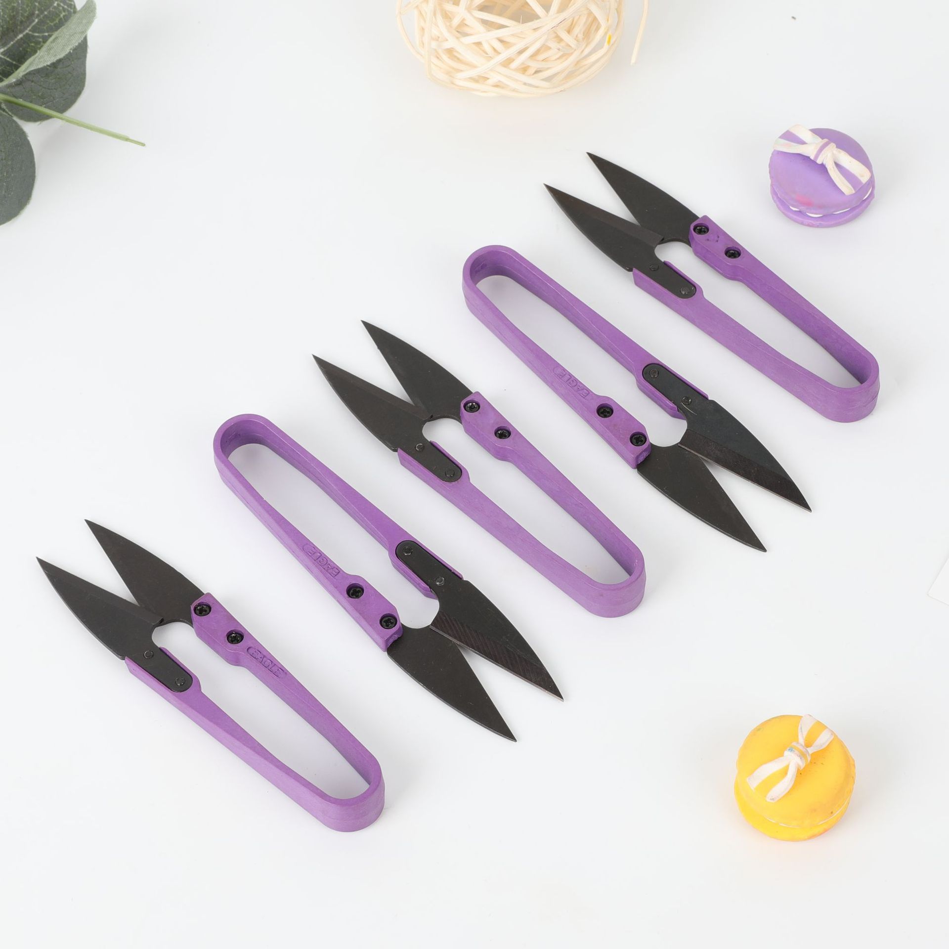 Wholesale anti-rust colored plastic fishing shears, U-shaped small scissors, cross-stitch thread end scissors, household tailor scissors full figure