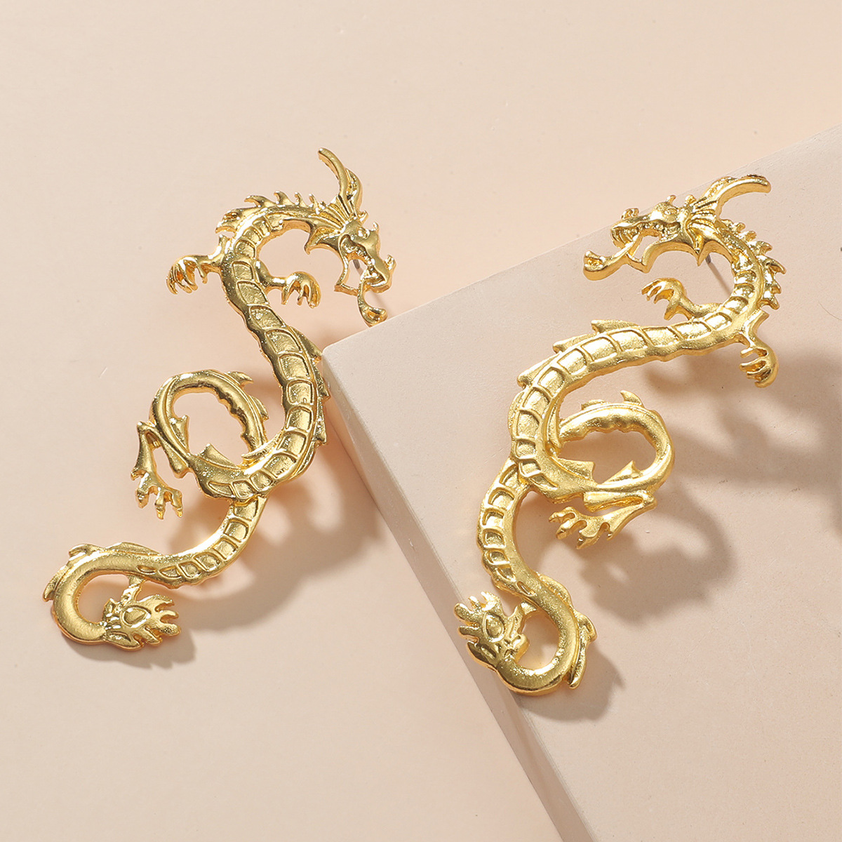 European and American InS-style exaggerated golden dragon earrings, retro female charm, alloy animal stud earrings, zodiac year earrings Specification drawing