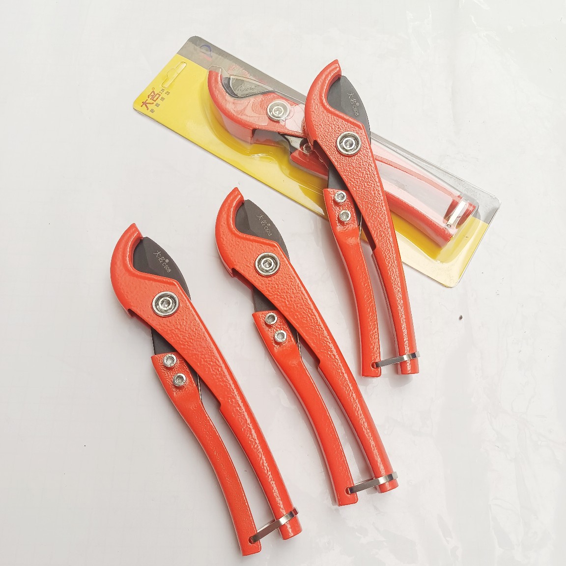Linyi Hardware Daming C608PVC Pipe Cutter Portable, labor-saving and fast pipe cutter, all-steel PPR water pipe scissors Application Scenario