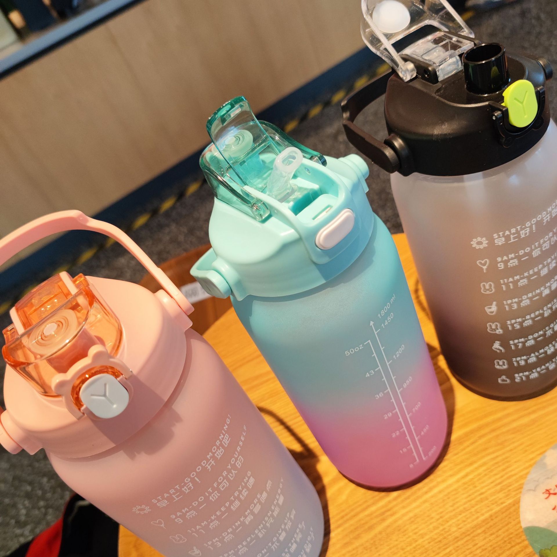 New large-capacity suction nozzle direct drinking water cup, portable handle plastic water bottle, pop-up cap gradient frosted water bottle details Picture