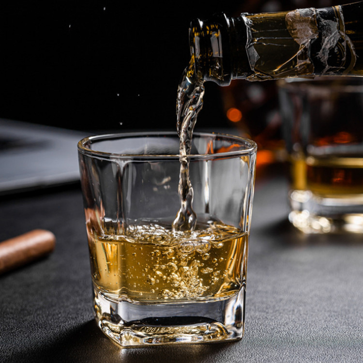 Lizun transparent glass square cups, whisky cups, beer cups, beverage cups, juice cups, water cups and glass cups Application Scenario