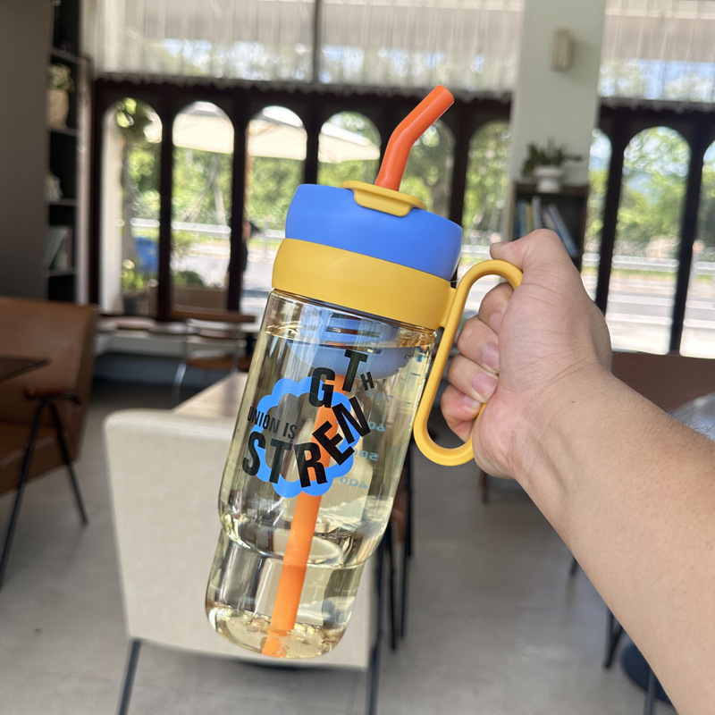 Summer new large-capacity fresh water bottle, high appearance level, simple and elegant, giant water cup for male and female students, double drinking with straw Application Scenario
