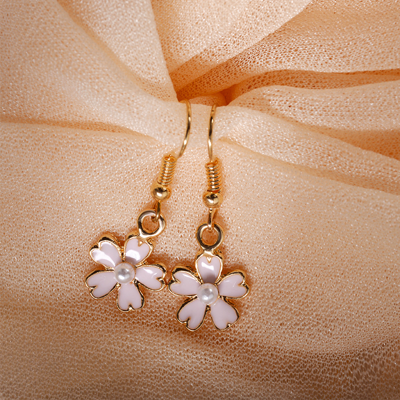 Japanese and Korean fresh and light pink flower pearl stud earrings, Korean version of five-leaf flower earrings without ear holes Application Scenario