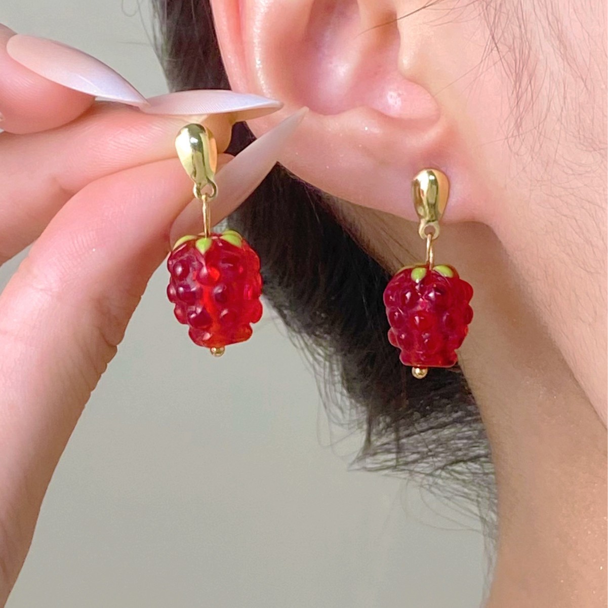 Cross-border French creative design raspberry and raspberry stud earrings, red fruit earrings, women's fashion, light luxury and high-end feel full figure