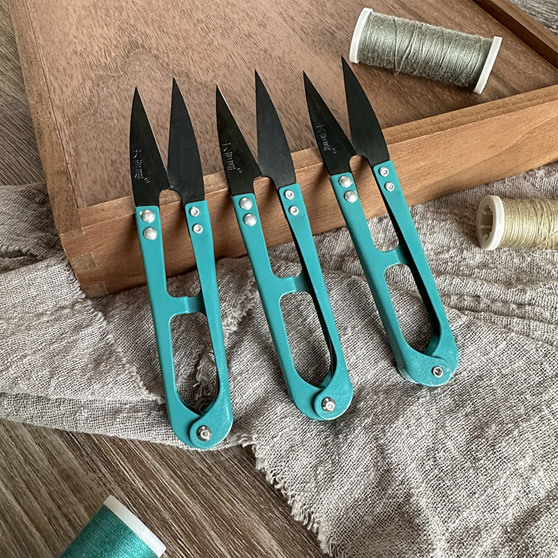 Dajixing yarn scissors, embroidery scissors, tailor spring yarn scissors, thread end scissors, small household U-shaped high-carbon steel small scissors Application Scenario